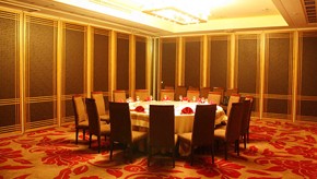 空间大、固定不变的餐饮区域还能变实用吗？酒店移动隔断墙告诉你，可以！