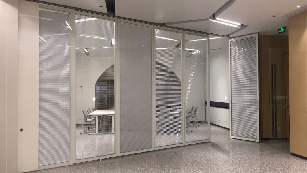 厦门大学会议室玻璃活动隔断安装项目