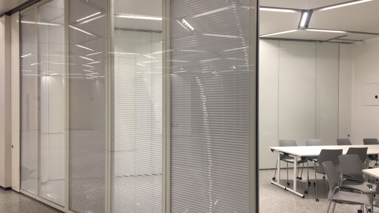 厦门大学会议室玻璃活动隔断安装项目